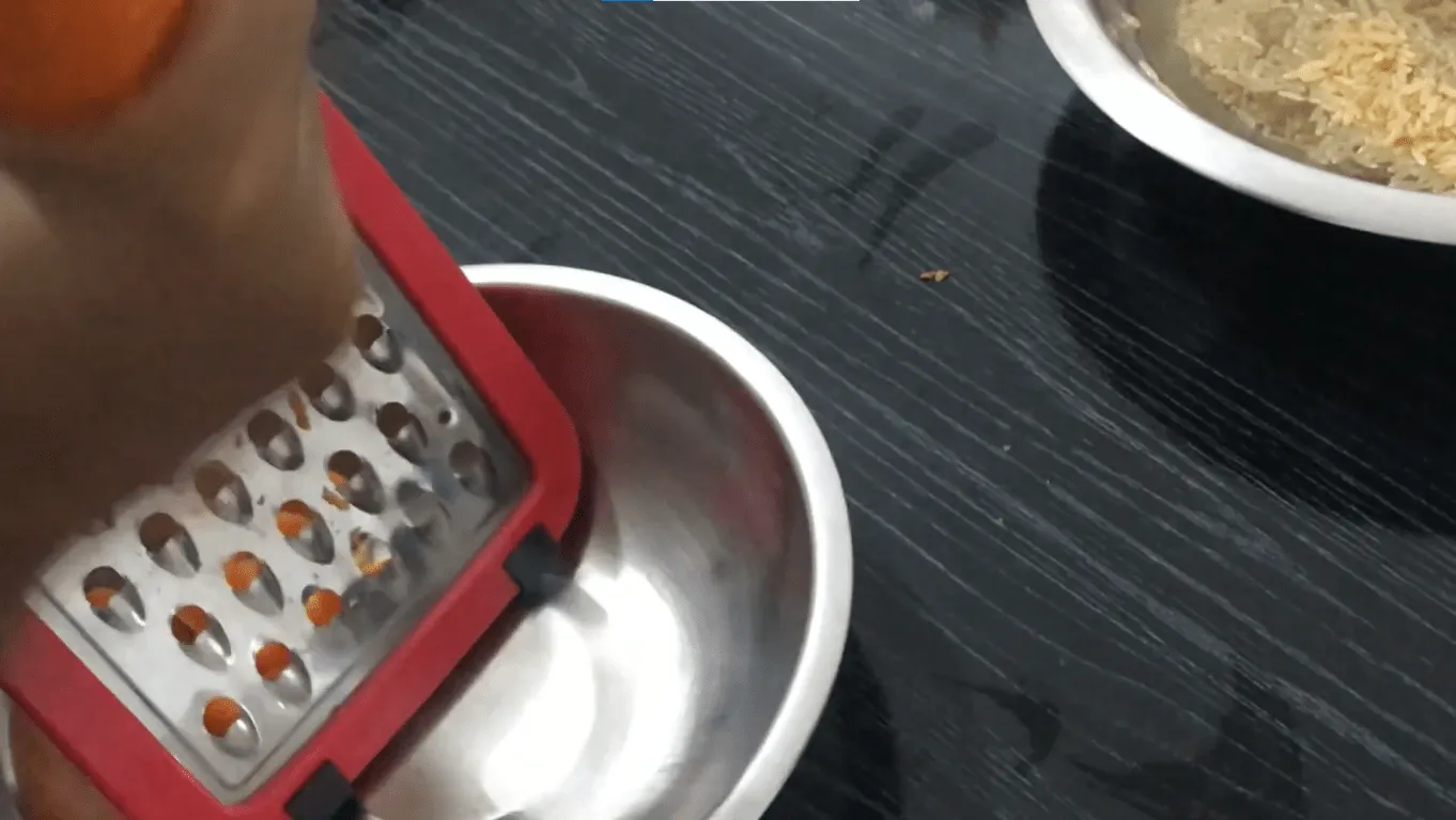 Cenoura sendo ralada.