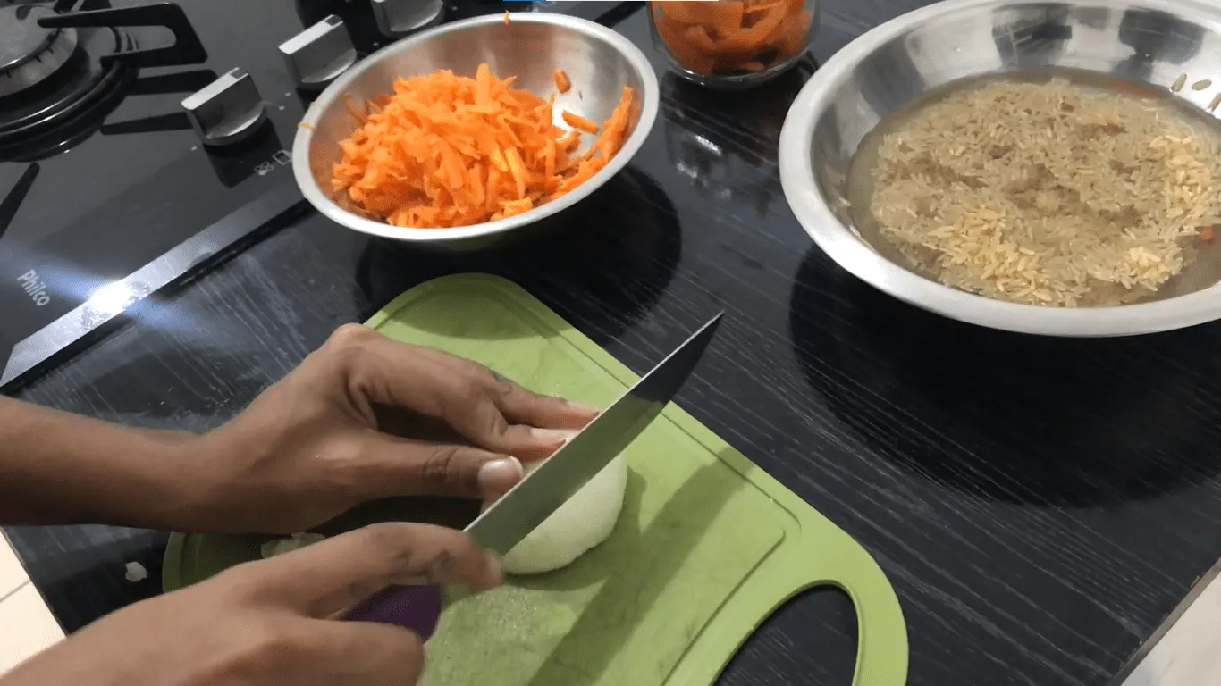 Cebola sendo picada em cubos.