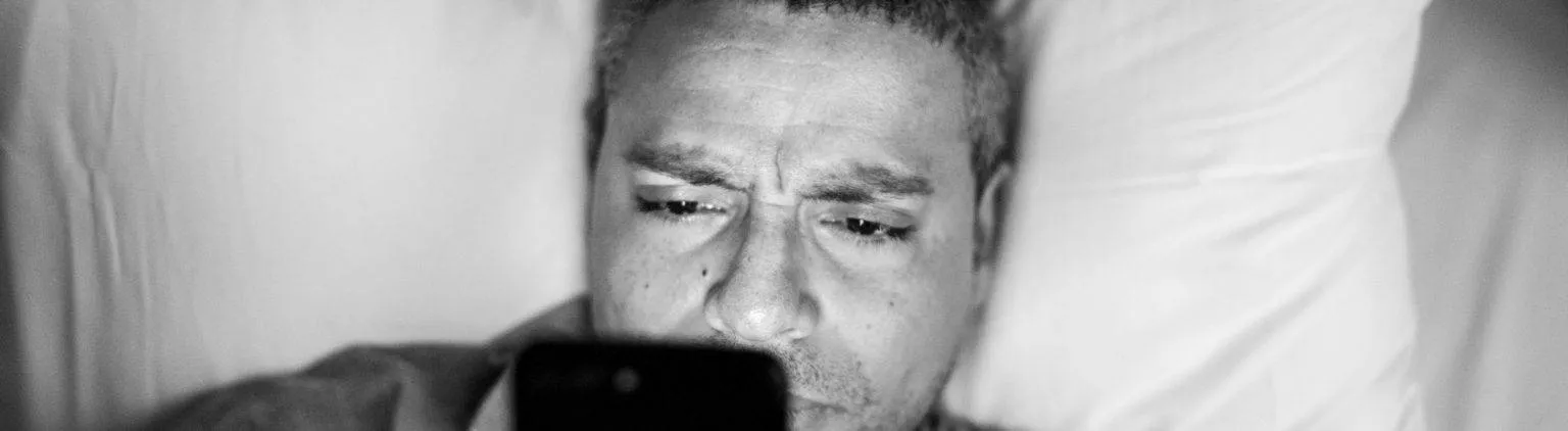 Homem com insônia e visão embaçada por causa do fenômeno do alvorecer.